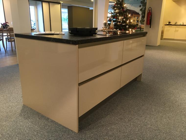 Mooie greeploze symmetrische wandopstelling met kookeiland