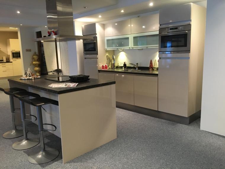 Mooie greeploze symmetrische wandopstelling met kookeiland