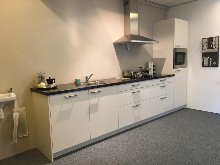 Mooie complete jasmijn kleurige keuken.