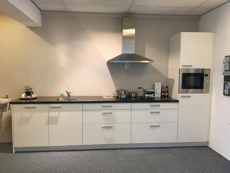 Mooie complete jasmijn kleurige keuken.