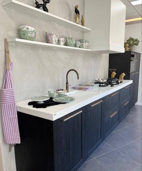Moderne keuken voorzien van kunststof kaderfront gecombineerd met vlakke deur op hoge kasten.