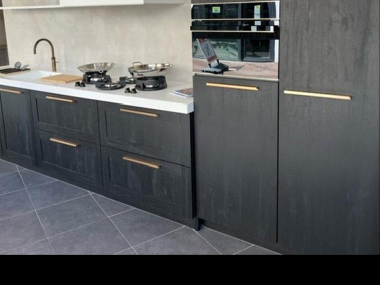 Moderne keuken voorzien van kunststof kaderfront gecombineerd met vlakke deur op hoge kasten.