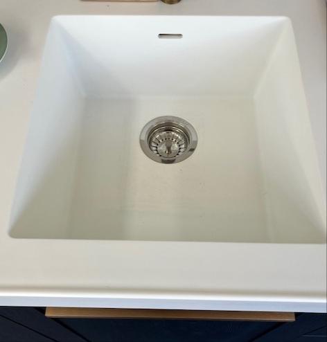 Moderne keuken voorzien van kunststof kaderfront gecombineerd met vlakke deur op hoge kasten.