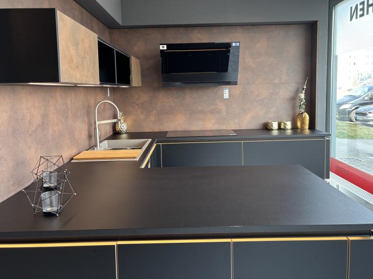 Elegante, moderne schwarze Küche mit goldenen Akzenten