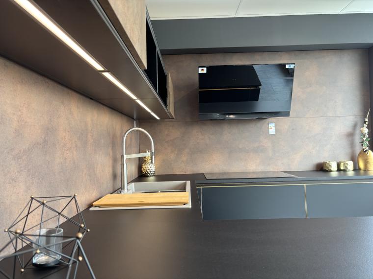 Elegante, moderne schwarze Küche mit goldenen Akzenten