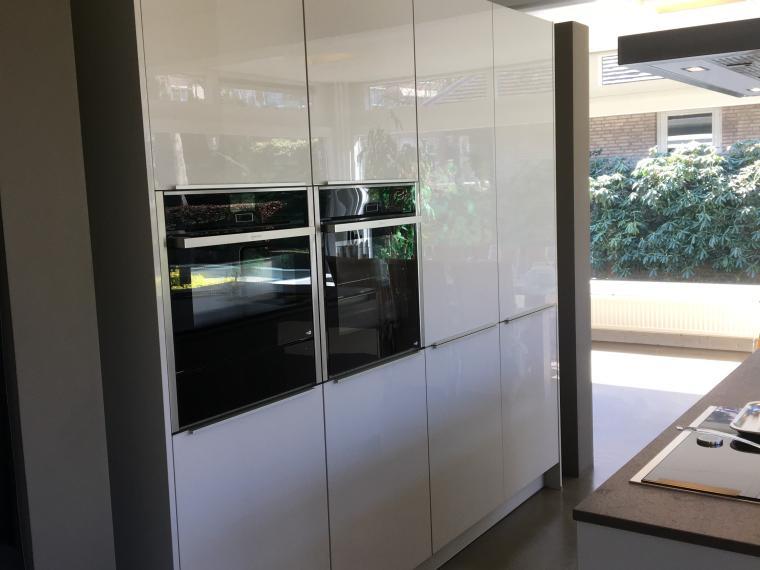 Hooglans zandkleurige greeploze keuken.
