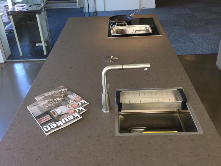 Hooglans zandkleurige greeploze keuken.