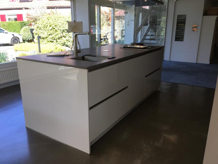 Hooglans zandkleurige greeploze keuken.