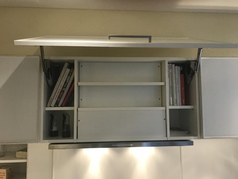 Formschöne Musterküche von Zeyko, elegantem Bügelgriff,ohne Geräte