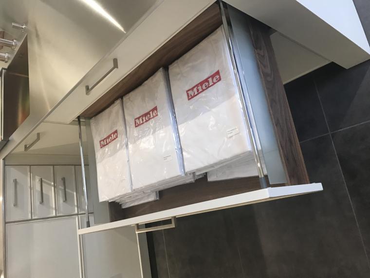 Formschöne Musterküche von Zeyko, elegantem Bügelgriff,ohne Geräte