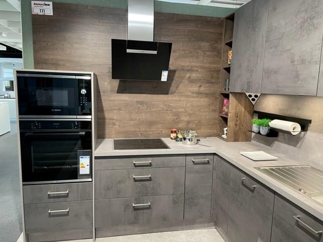 Koje 111 L-Küche mit hochgebautem Backofen
