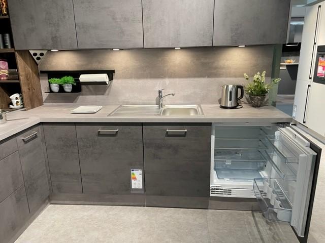Koje 111 L-Küche mit hochgebautem Backofen