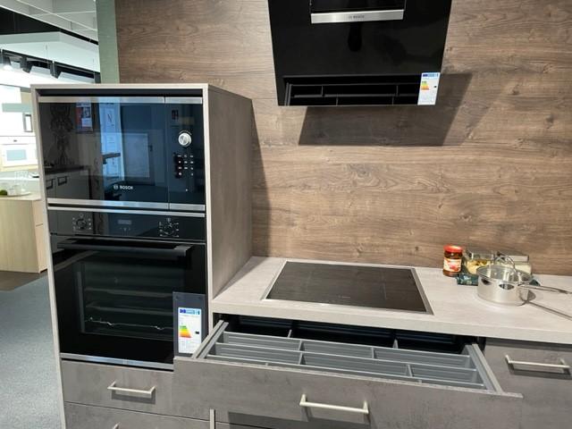 Koje 111 L-Küche mit hochgebautem Backofen