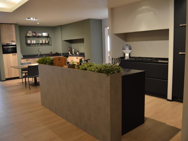 Zwarte moderne keuken met spoeleiland