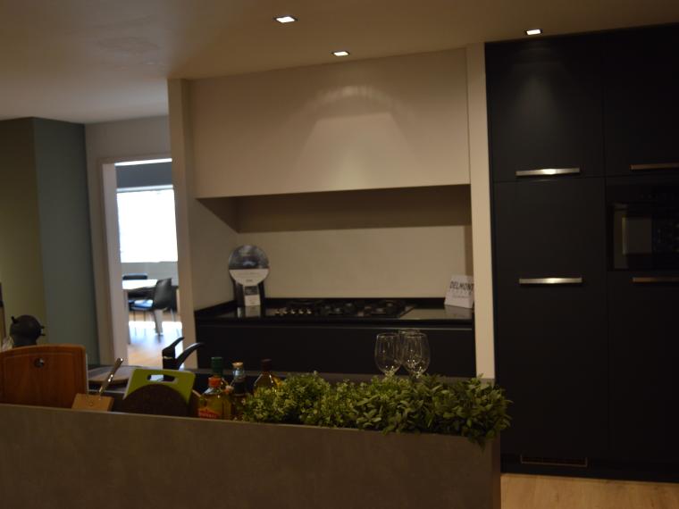 Zwarte moderne keuken met spoeleiland