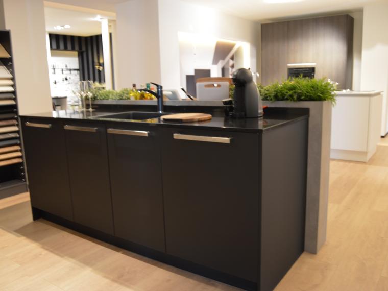 Zwarte moderne keuken met spoeleiland