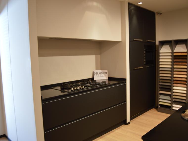 Zwarte moderne keuken met spoeleiland