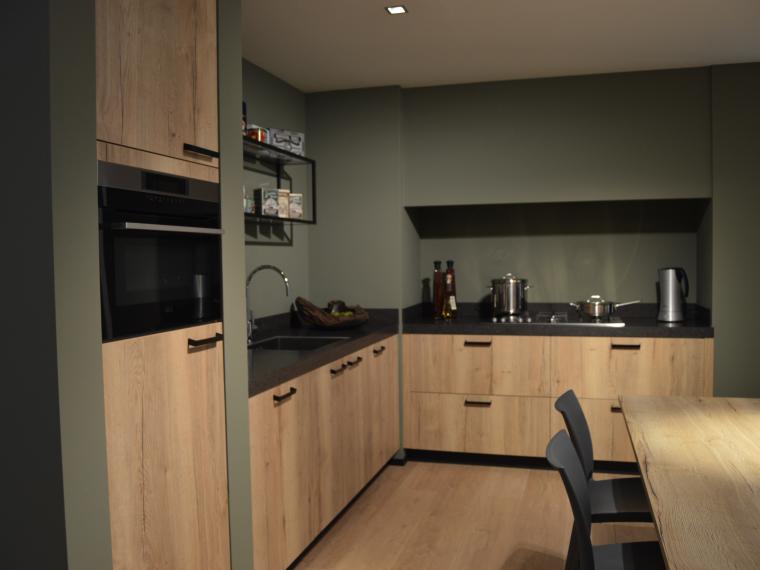 Moderne keuken met houtdecor front
