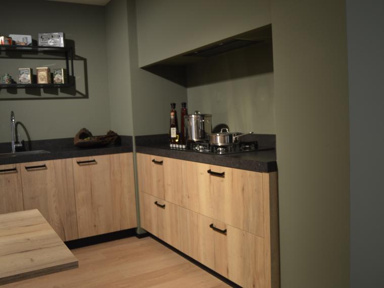Moderne keuken met houtdecor front