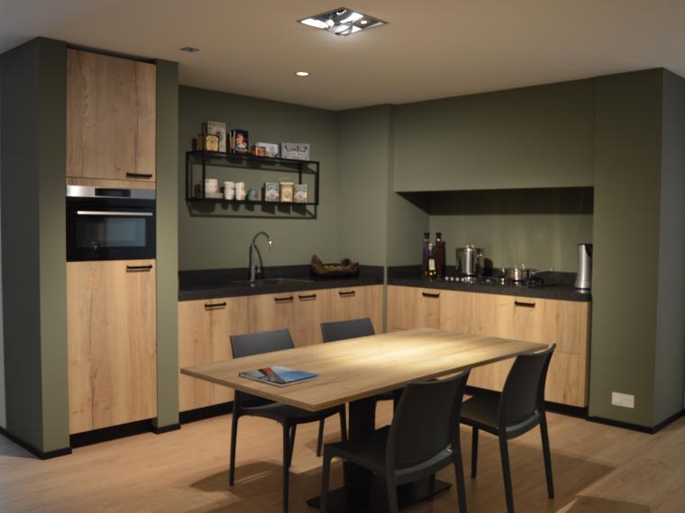 Moderne keuken met houtdecor front