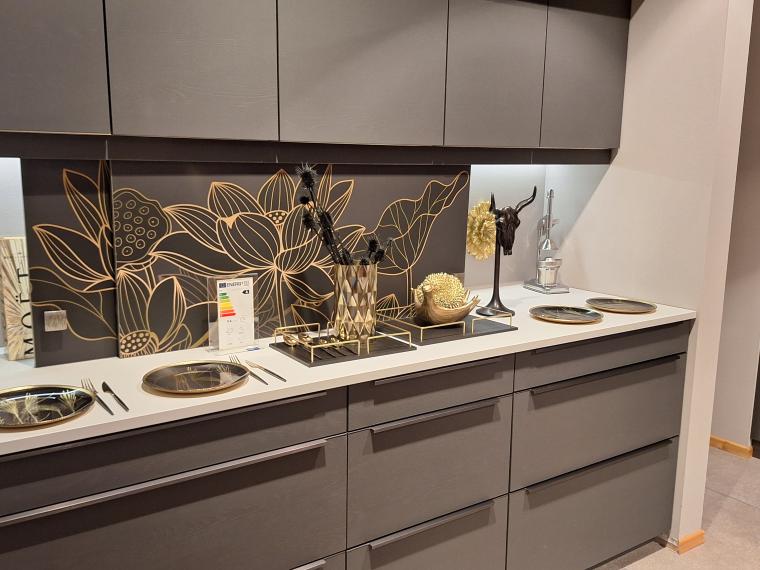Häcker - AV 2042 Samteiche - graphit / Murano soft - graphit - Design trifft Natur – edle Glasfronten & strukturierte Holzoptik