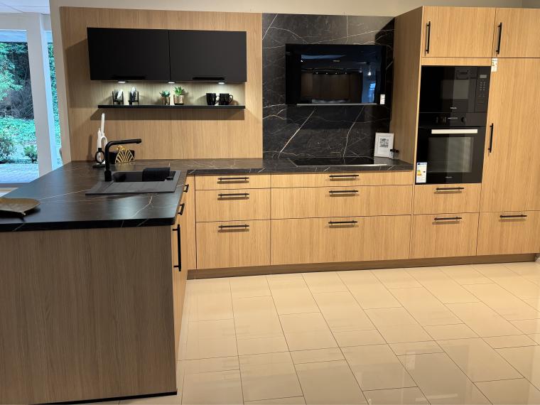 Häcker Systemat AV 2040 in Feineiche Natur mit Miele Geräten