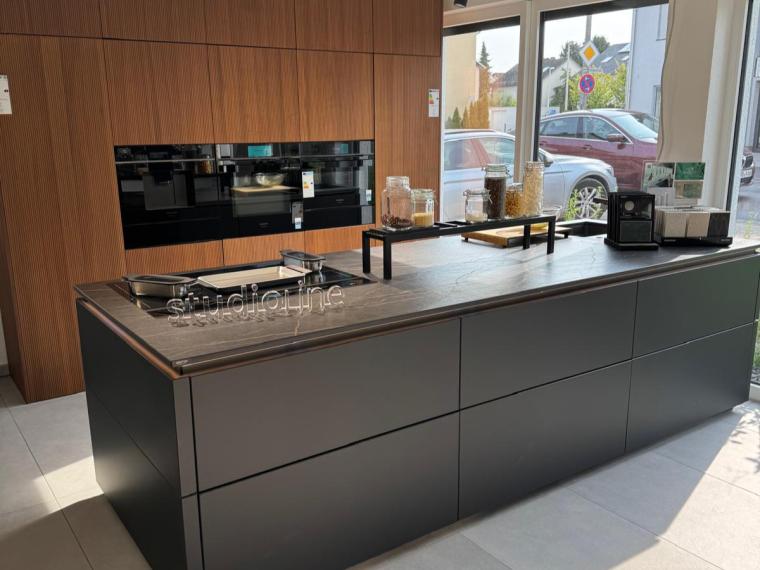 Kücheninsel mit Dekton Arbeitsplatte und Hochschrankreihe für ein unschlagbaren Preis!!!