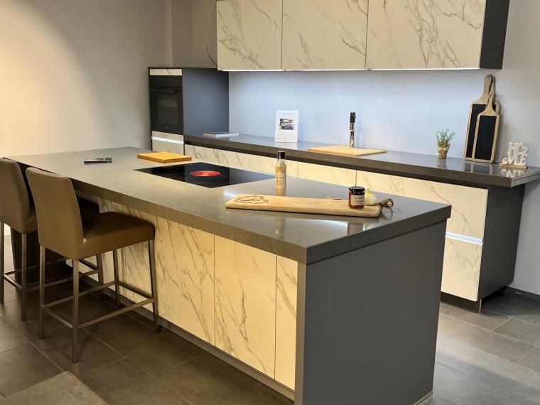 Keramikfront kompl mit Miele-Geräten, Funktionsküche, Dampfgar, Kaffeevollauto, Kühlschr, Gefrierschr, Backofen, Geschirrsp und Bora Induktionsmuldenlüfter