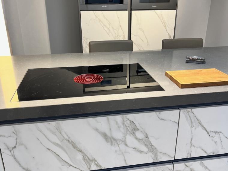 Keramikfront kompl mit Miele-Geräten, Funktionsküche, Dampfgar, Kaffeevollauto, Kühlschr, Gefrierschr, Backofen, Geschirrsp und Bora Induktionsmuldenlüfter