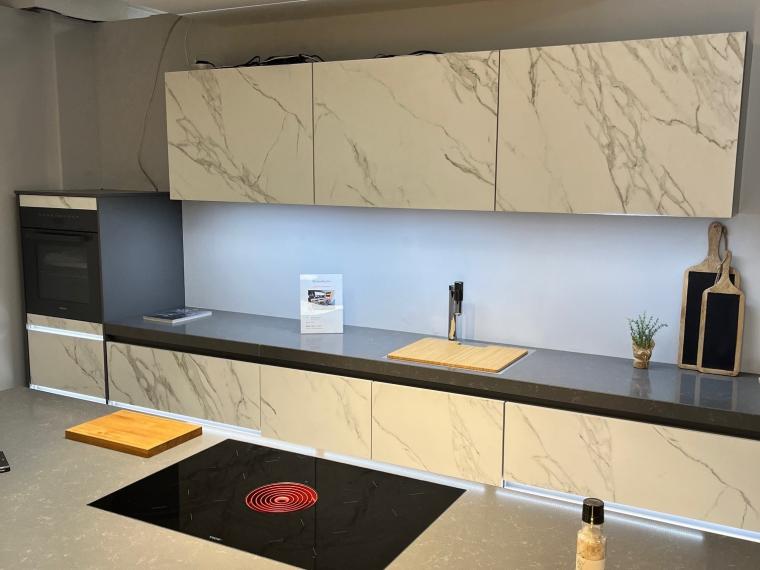 Keramikfront kompl mit Miele-Geräten, Funktionsküche, Dampfgar, Kaffeevollauto, Kühlschr, Gefrierschr, Backofen, Geschirrsp und Bora Induktionsmuldenlüfter