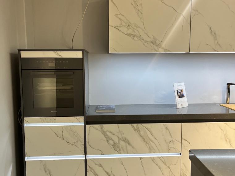 Keramikfront kompl mit Miele-Geräten, Funktionsküche, Dampfgar, Kaffeevollauto, Kühlschr, Gefrierschr, Backofen, Geschirrsp und Bora Induktionsmuldenlüfter