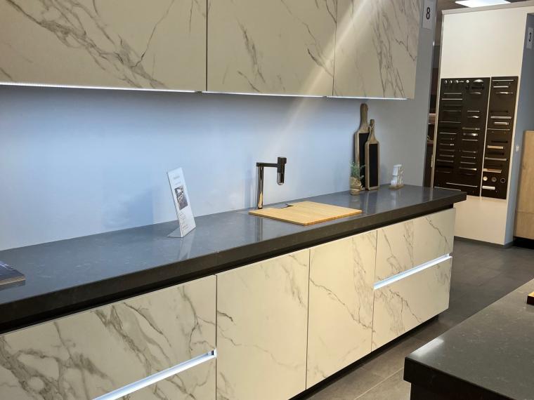 Keramikfront kompl mit Miele-Geräten, Funktionsküche, Dampfgar, Kaffeevollauto, Kühlschr, Gefrierschr, Backofen, Geschirrsp und Bora Induktionsmuldenlüfter