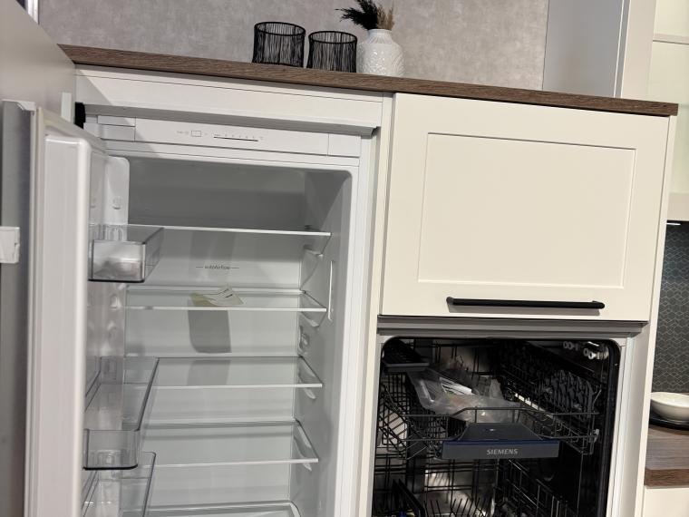 Moderne Landhausküche matt lackiert in weiß