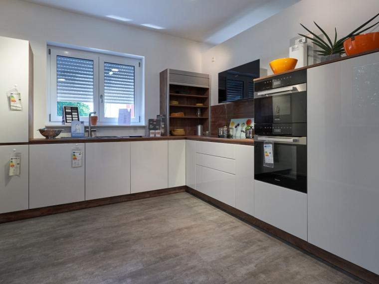 Acryl-Glas Front mit Holzoptik als Umfeld