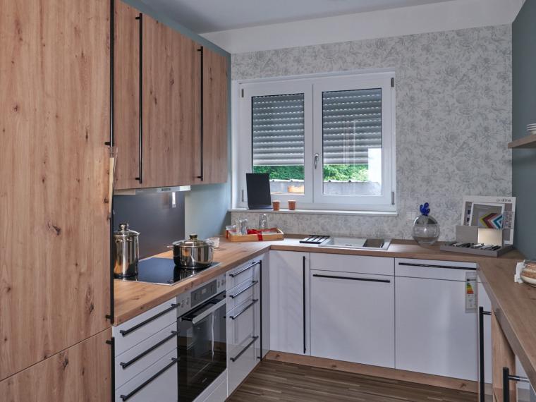 L-Küche mit Sideboard