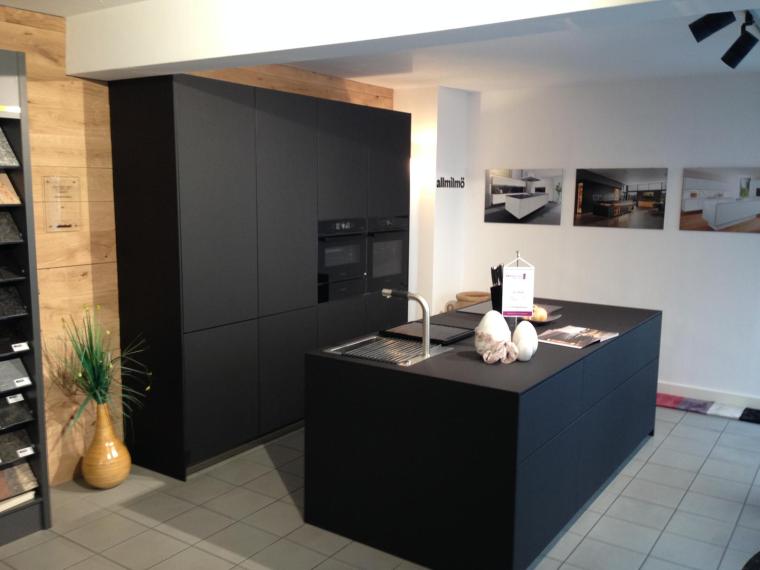 Design Küche schwarz supermatt grifflos