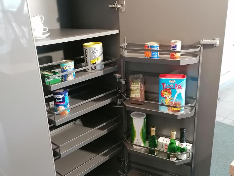 Modern - elegant - gradlinig. Anthrazitfarbene Küche in Lackausführung mit heller Arbeitsplatte in Holz-Optik und Nischenrückwand in Naturstein-Optik