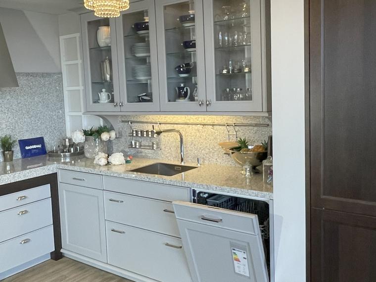 Elegante und moderne SieMatic Küche mit Arbeitsplatte im SteinDesign