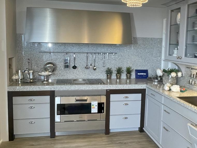 Elegante und moderne SieMatic Küche mit Arbeitsplatte im SteinDesign