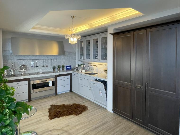 Elegante und moderne SieMatic Küche mit Arbeitsplatte im SteinDesign