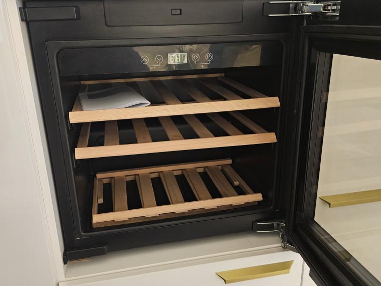 MK15 / Moderne Inselplanung mit Deckenhohen Schränken und exkl. Geräten und Arbeitsplatten