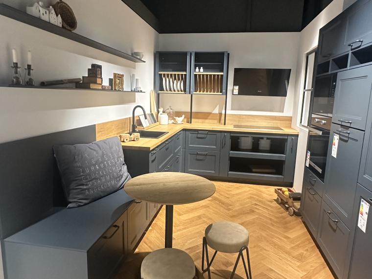 Moderne Landhausküche in fjordblau