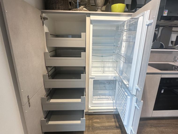 Moderne grifflose Küche mit Effektbeleuchtung