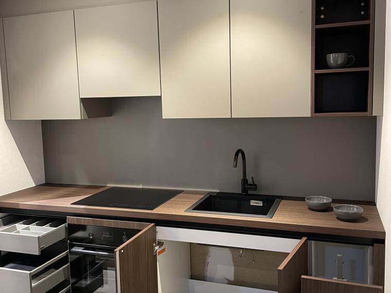 Rechte keuken met tafel