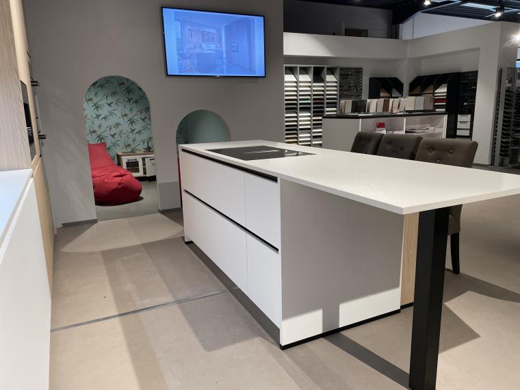 Cuisine parallèle avec îlot et plan en Ceramic