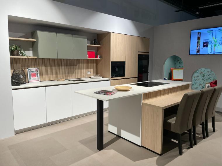 Cuisine parallèle avec îlot et plan en Ceramic