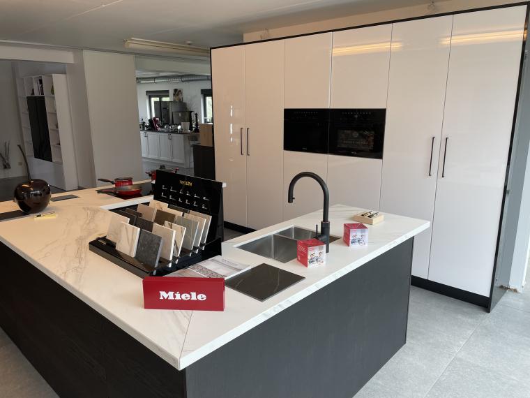 Moderne keuken in wit hoogglans met U-eiland in zwartbruine fineer