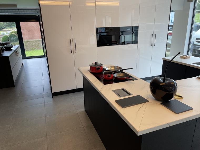 Moderne keuken in wit hoogglans met U-eiland in zwartbruine fineer