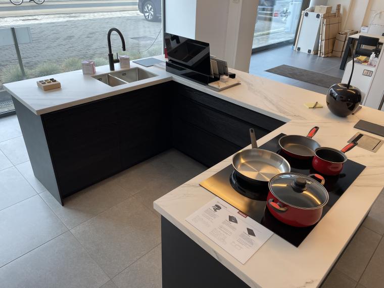 Moderne keuken in wit hoogglans met U-eiland in zwartbruine fineer
