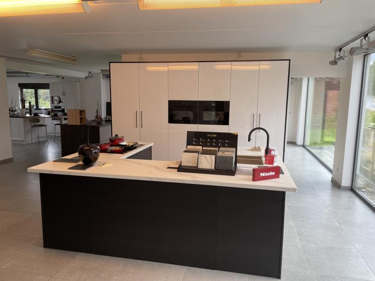 Moderne keuken in wit hoogglans met U-eiland in zwartbruine fineer